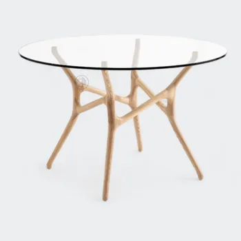 שולחן אוכל עגול | דגם מילאן | פלטה זכוכית עגולה | רגל עץ מעוצבת בגוון טבעי . G-H.CO.IL